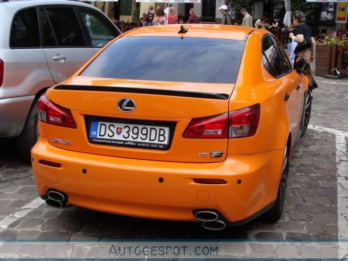 Pomaranczowy Lexus ISF