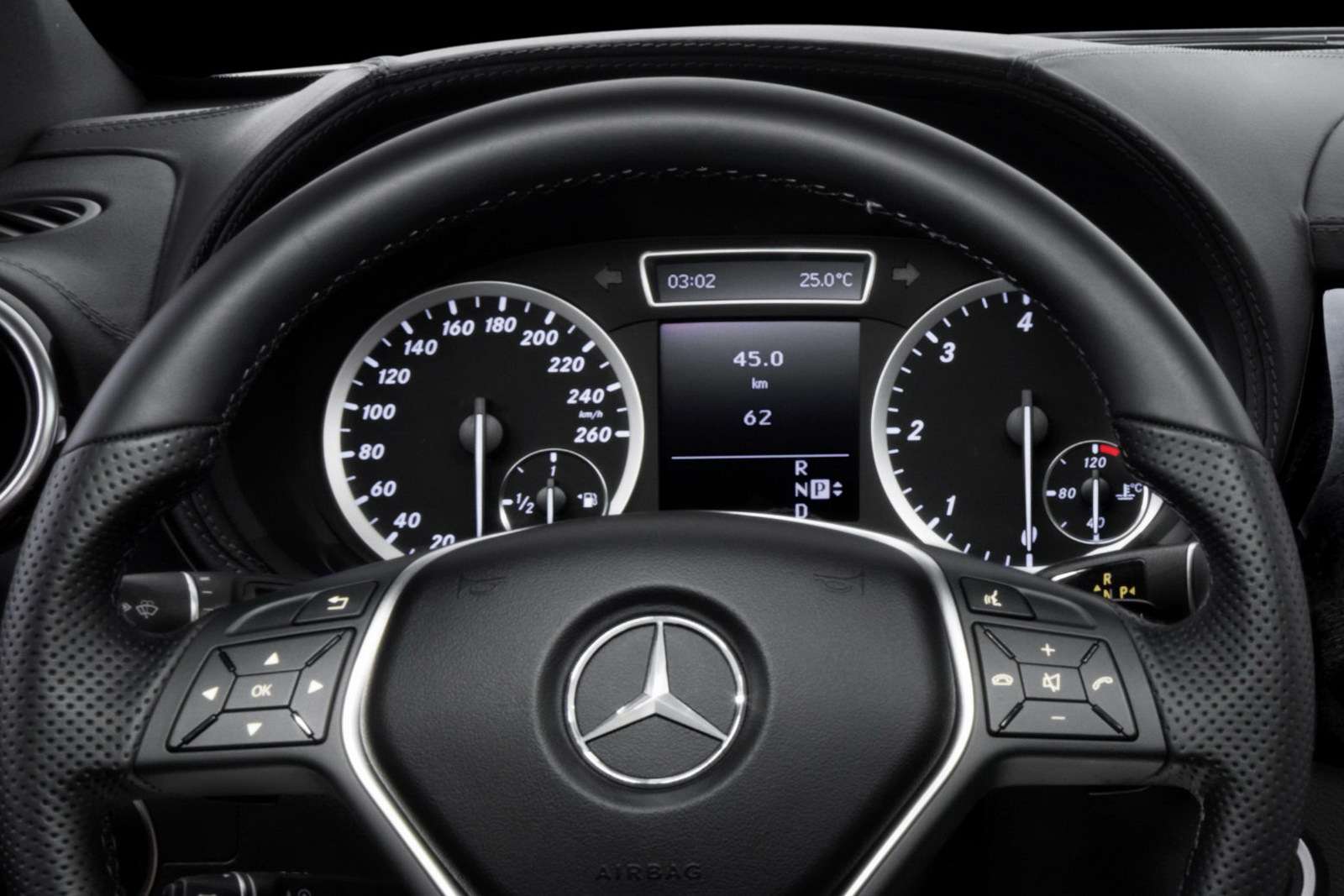 Pierwsze oficjalne zdjęcia 2012 Mercedesa Klasy B [FOT