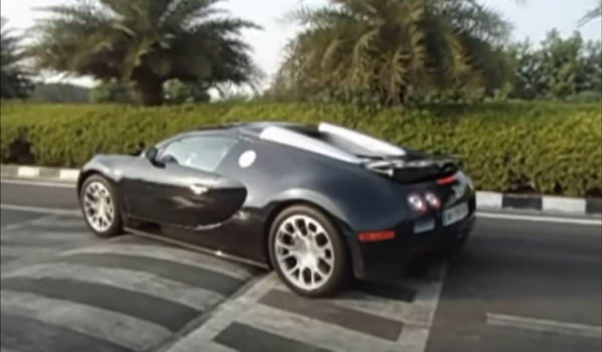 Bugatti Veyron na progu zwalniającym