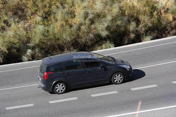 Nowa generacja Peugeota 5008 fot szpieg styczen 2012