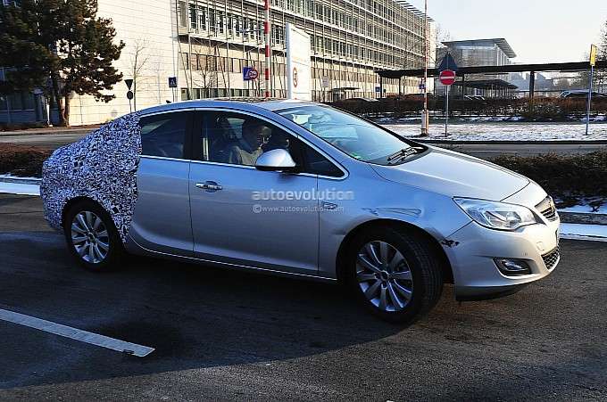 2012 Opel Astra Sedan szpieg luty 2012