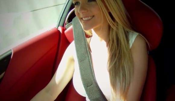 Piękna blondynka w Lexusie LFA dźwięk silnika