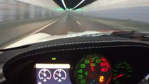 Ferrari 599 GTO i Lamborghini Aventador w tunelu