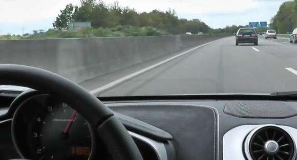 McLaren MP4-12C na autostradzie