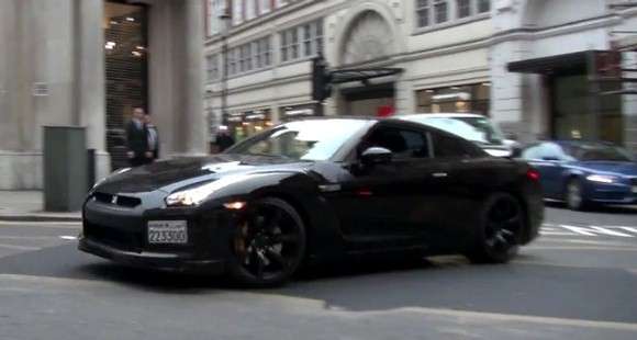 Arab driftuje Nissanem GT-R na ulicach Londynu