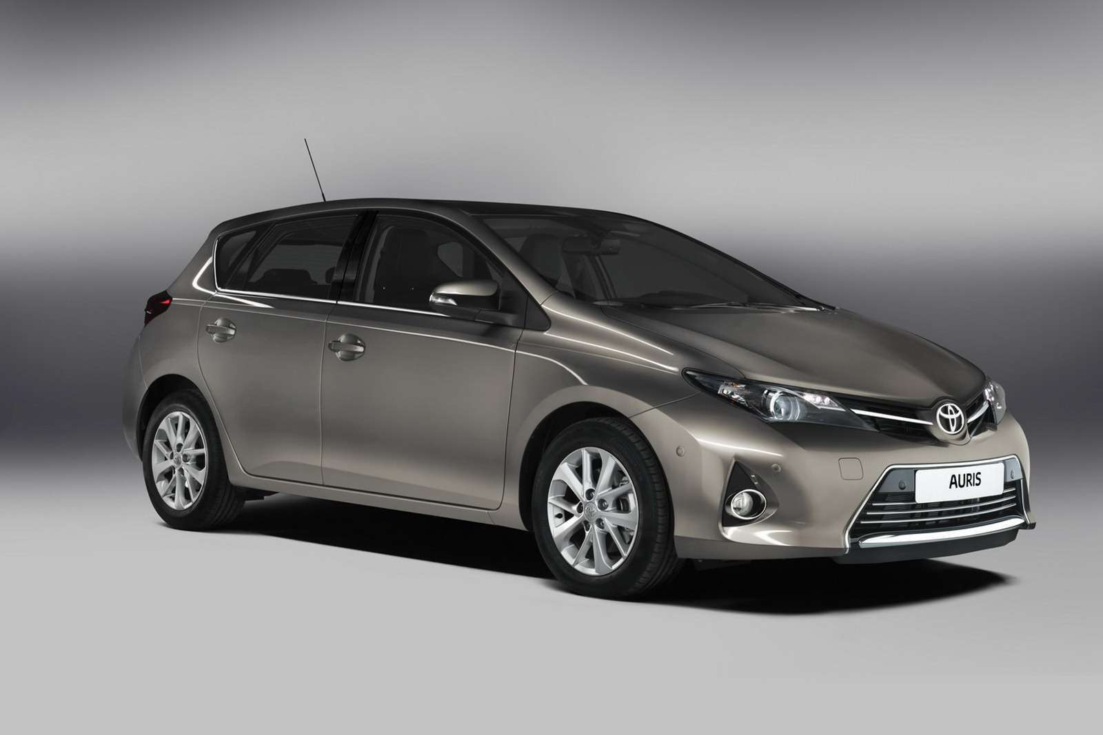 Nowa Toyota Auris i Auris Hybrid 2013 oficjalnie ujawnione
