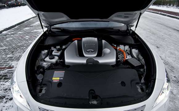 Infiniti M35h GT Premium silnik V6