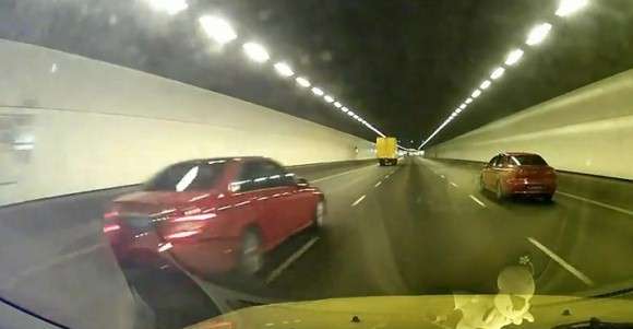 Mercedes klasy C i Hyundai Tusconi w tunelu