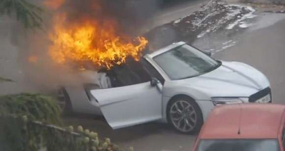 Audi R8 Spyder fire in France