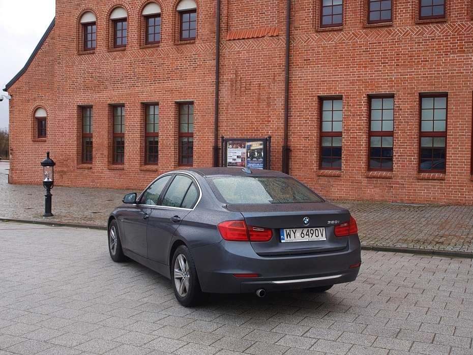 BMW 320i Luxury