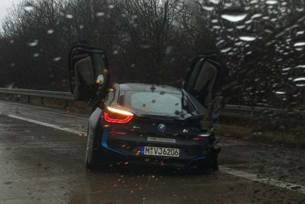 BMW i8 crash