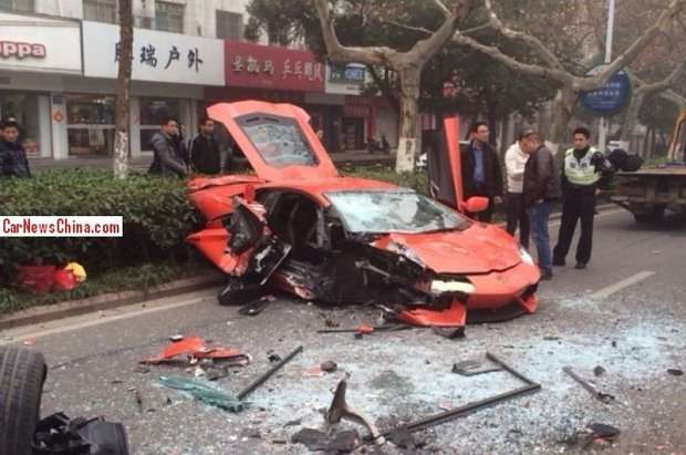 Lamborghini Aventador china crash
