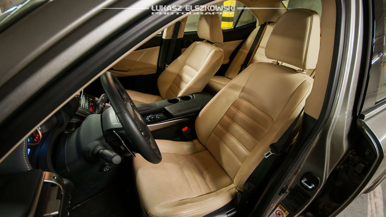 Lexus IS300h interior