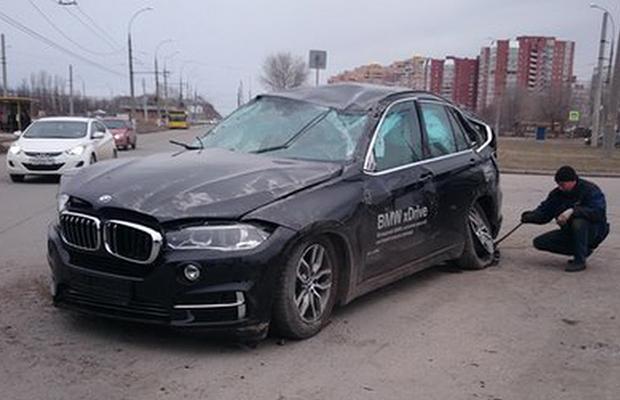 BMW X5 zniszczone podczas jazdy próbnej [zdjęcia