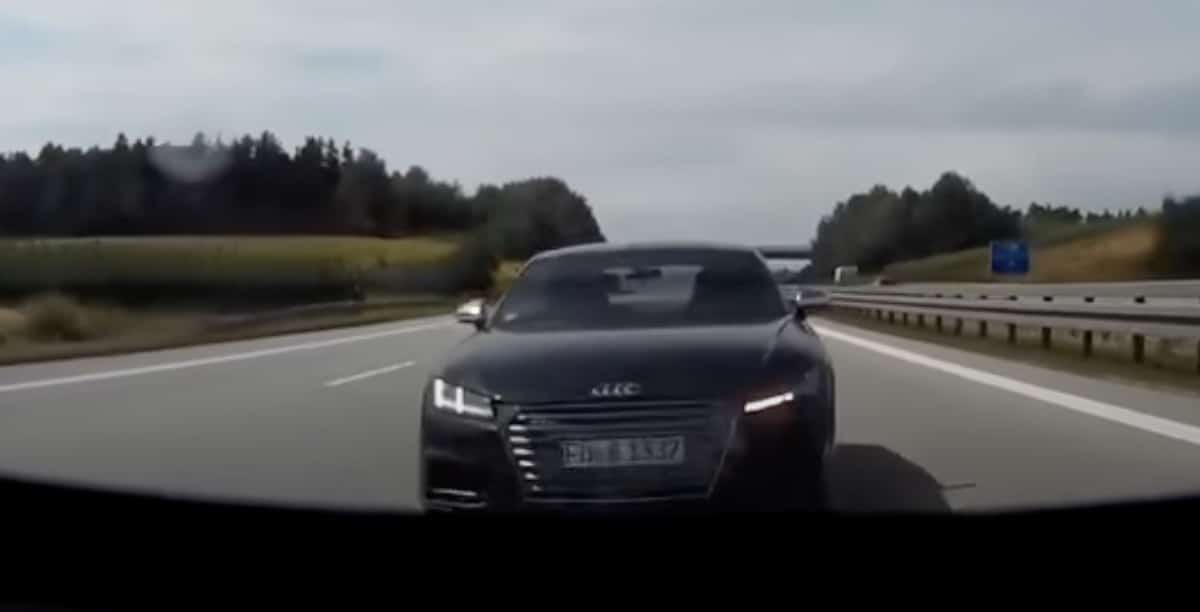 Audi TT S na autostradzie (w lusterku wstecznym)
