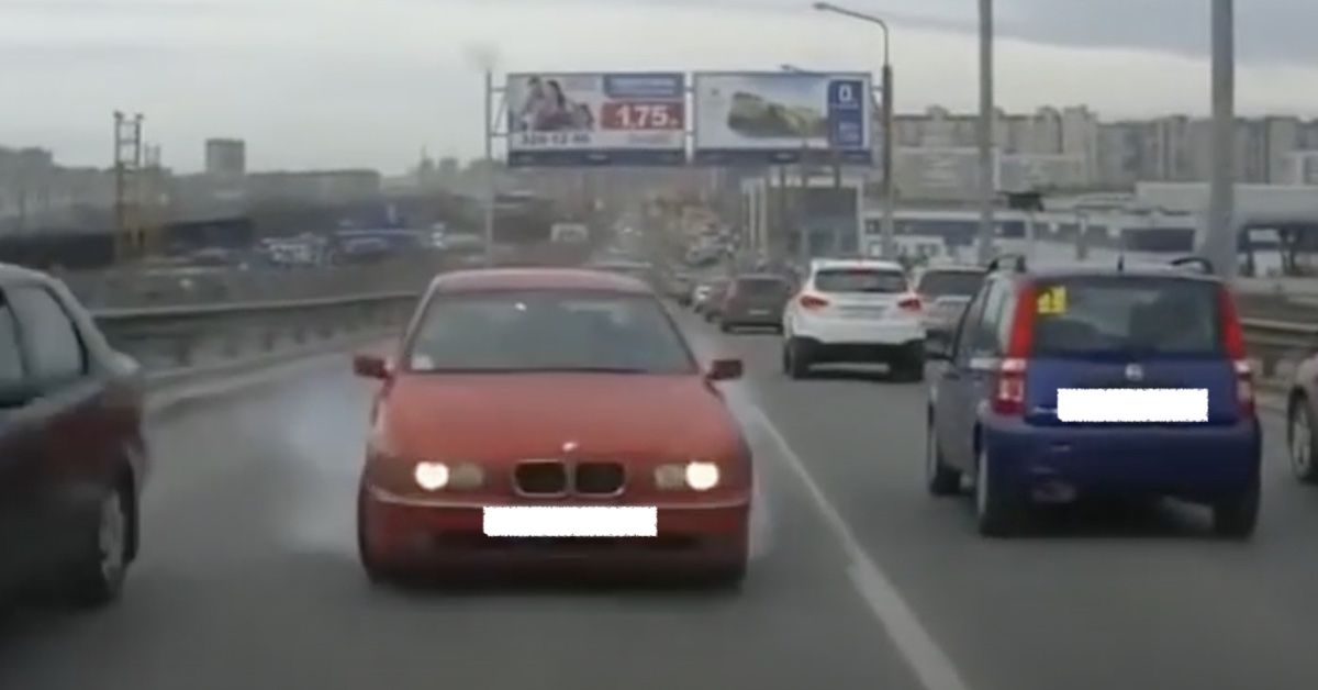 BMW serii 5 E39: kolor czerwony, jazda na czołówkę