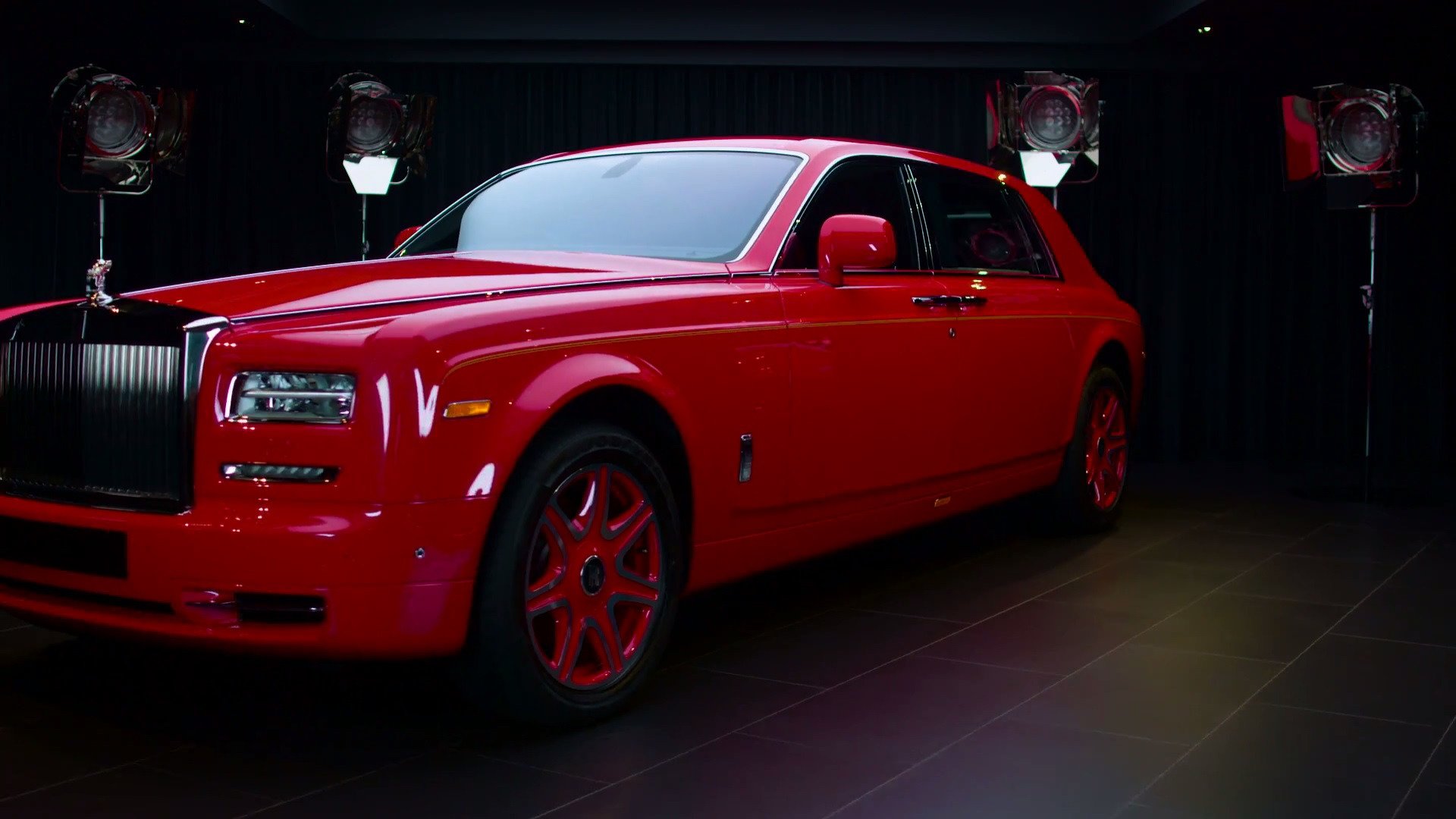 Акума роллс ростов. Rolls Royce Phantom 1974. Красный Rolls Royce Фантом. Золотой Роллс Ройс. Роллс Ройс Фантом золотой.