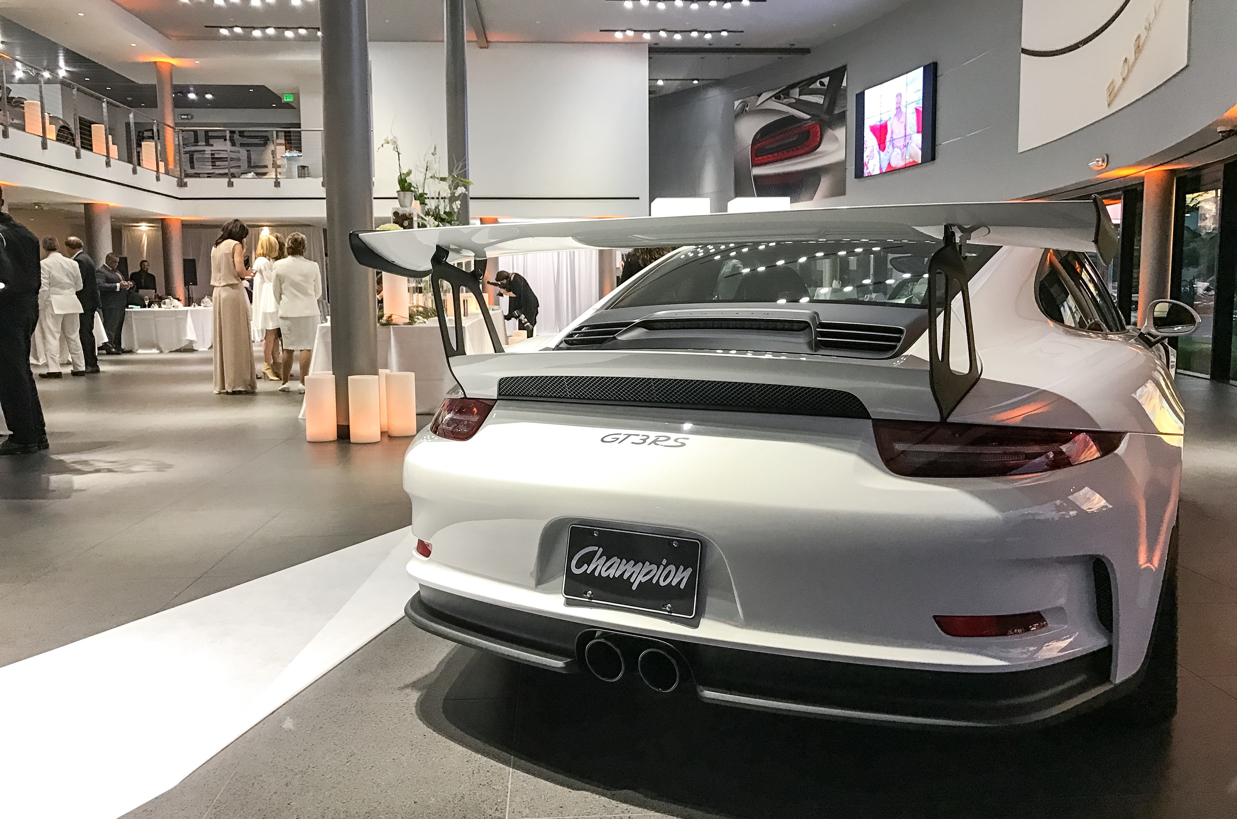 Ślub w salonie Porsche - diler Champion Floryda