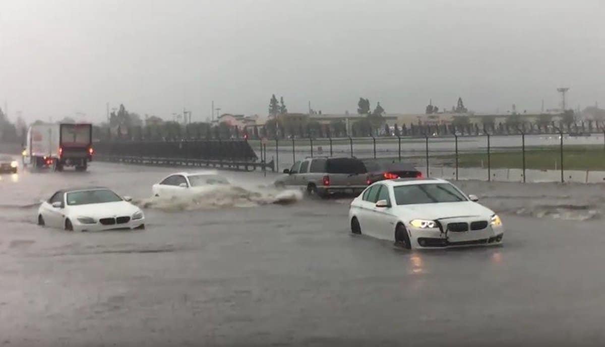 Audi quattro vs. BMW xDrive na zalanej drodze