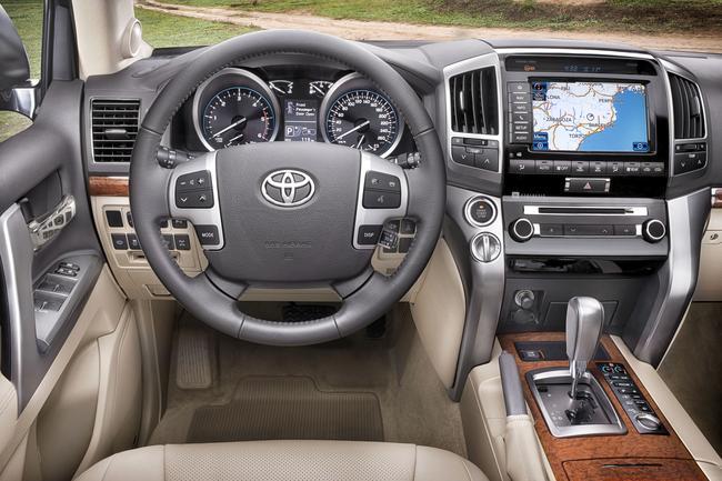 Toyota Land Cruiser V8 wnętrze