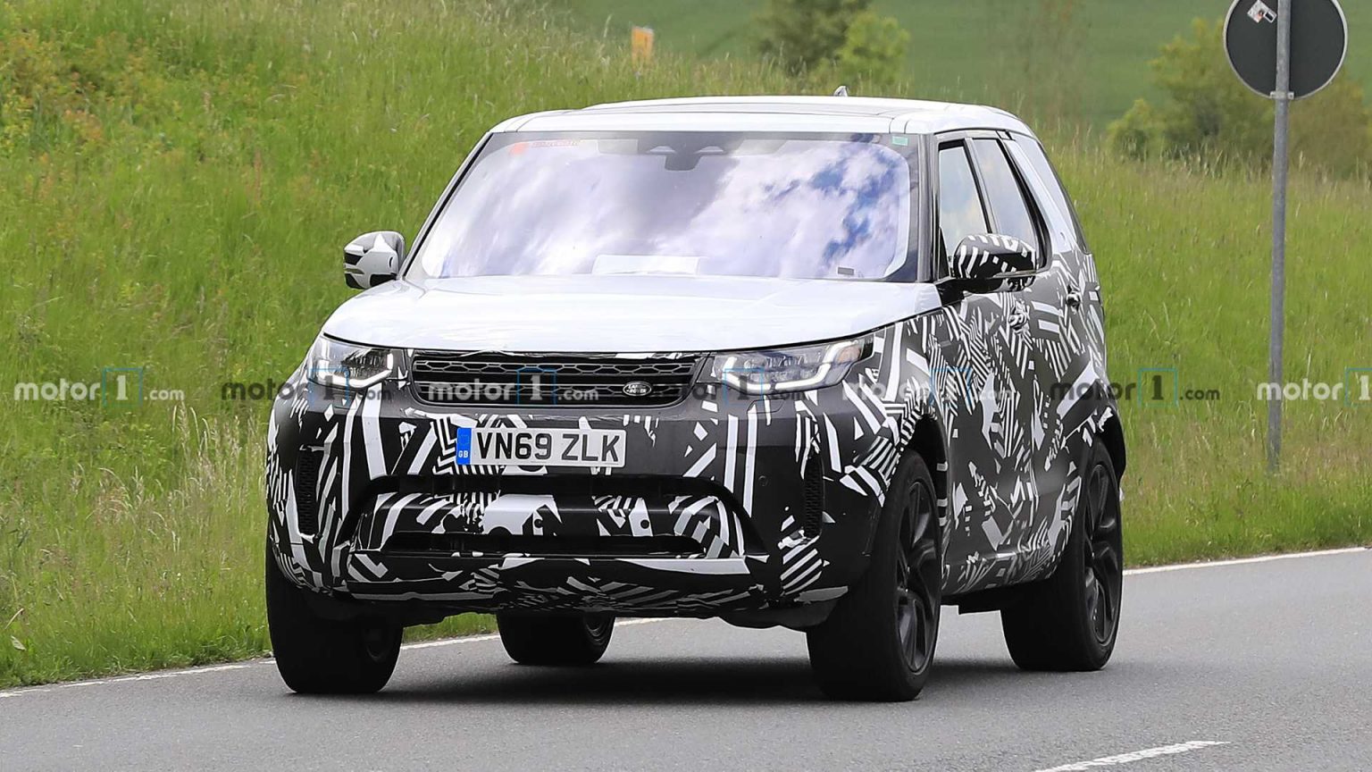 Land Rover Discovery po liftingu (2021) przyłapany po raz
