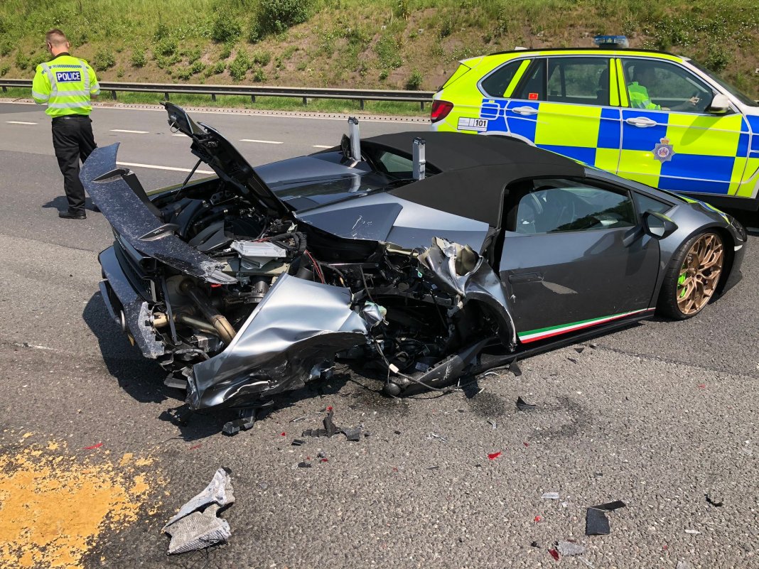 Lamborghini Huracan Performante Spyder - wypadek na autostradzie M1 (Wielka Brytania)