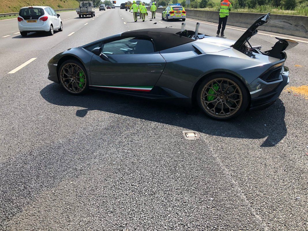 Lamborghini Huracan Performante Spyder - wypadek na autostradzie M1 (Wielka Brytania)