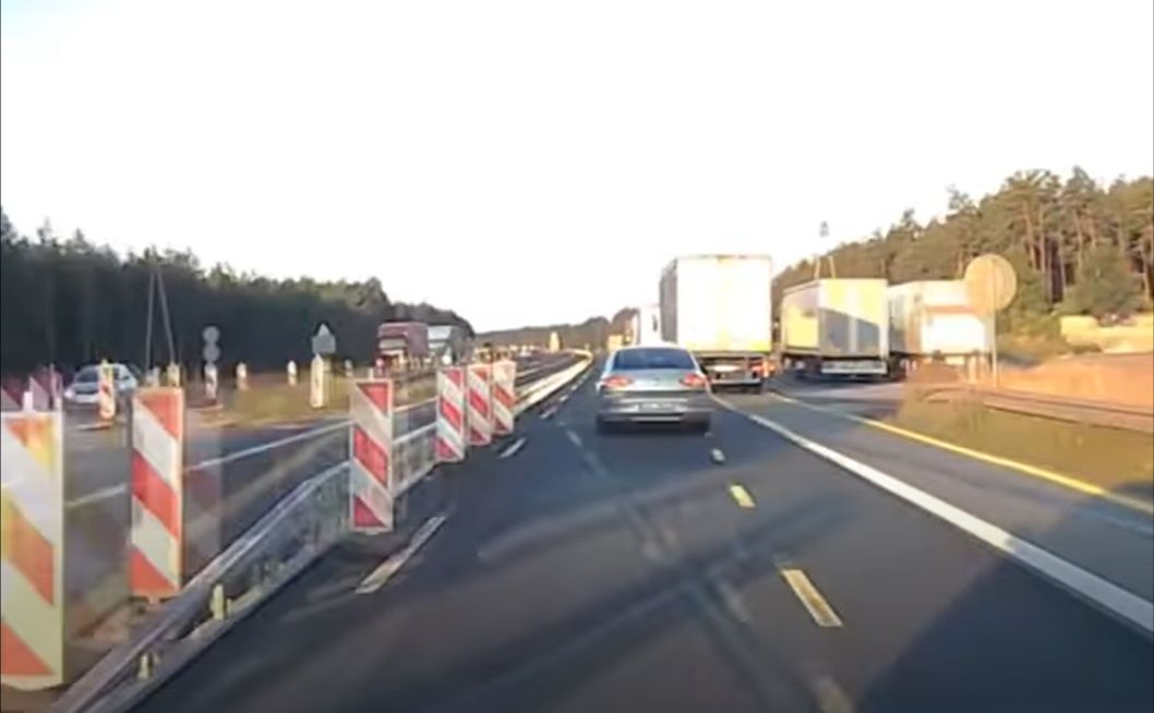 Volkswagen Passat i TIR - wypadek na A1