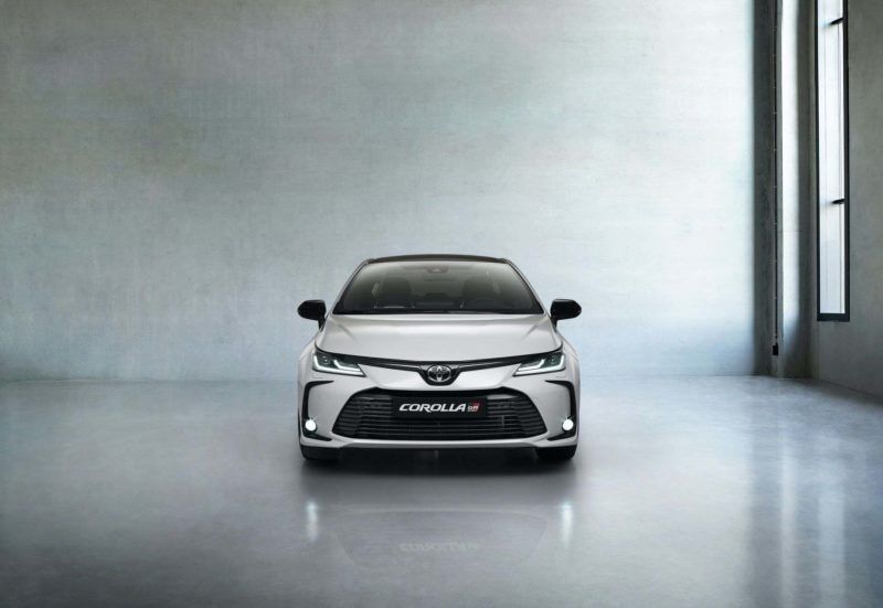 Toyota Corolla Sedan w nowej wersji GR Sport dołącza do