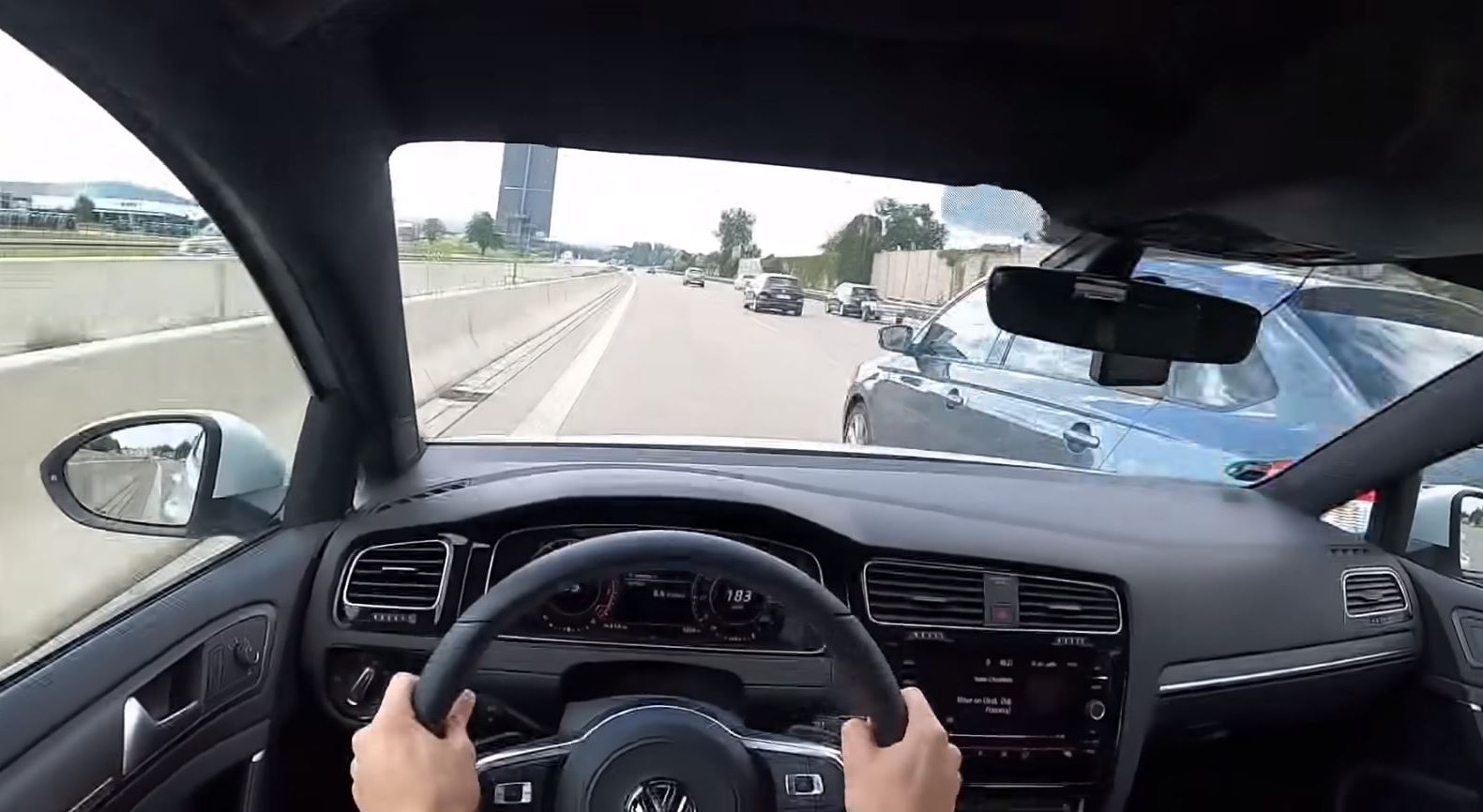 Volkswagen Golf GTI: moment zderzenia przy prędkości 240 km/h