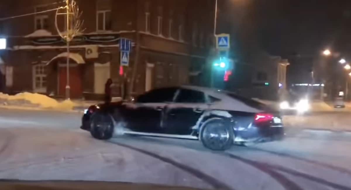 Audi RS7: drift zimą, jazda bokiem