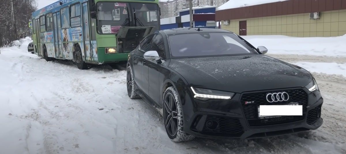 Audi RS7 i autobus miejski