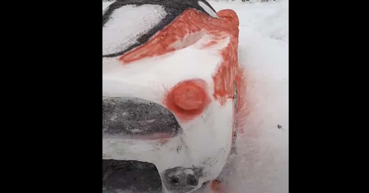 Ferrari LaFerrari ulepione ze śniegu