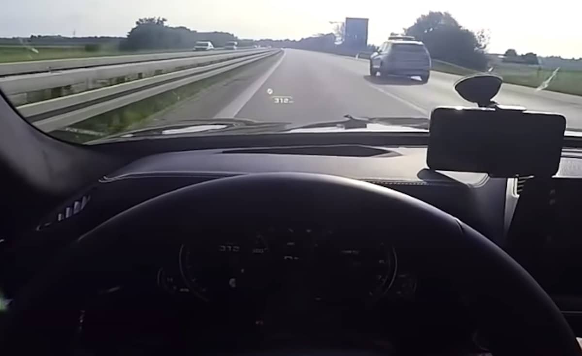 Wyprzedzanie radiowozu BMW przy prędkości 310 km/h
