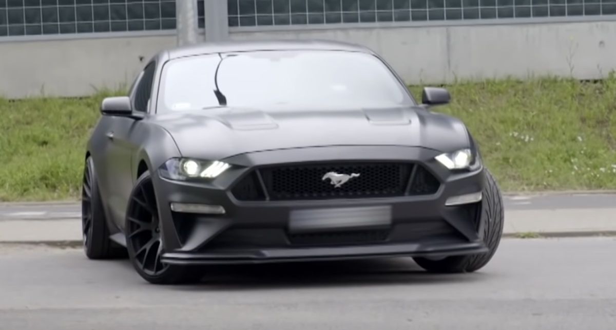 Ford Mustang - szary, matowy