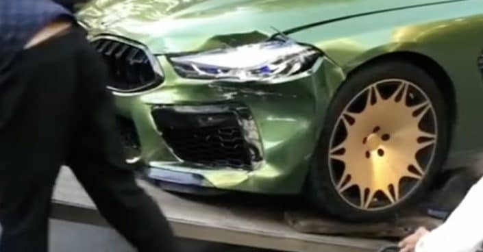 Szpaner z zielonego BMW M8 na złotych felgach a’la