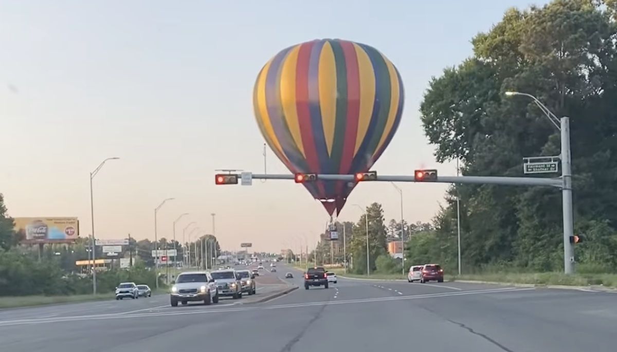 Balon na skrzyżowaniu