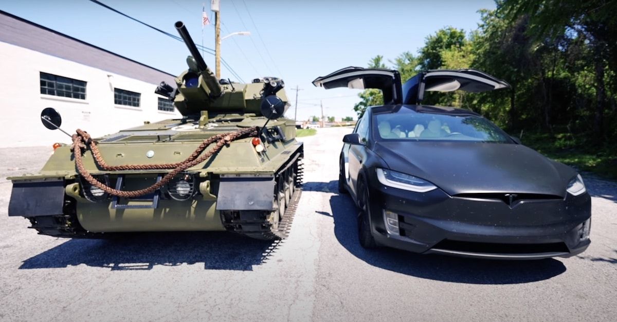 Tesla Model X vs czołg