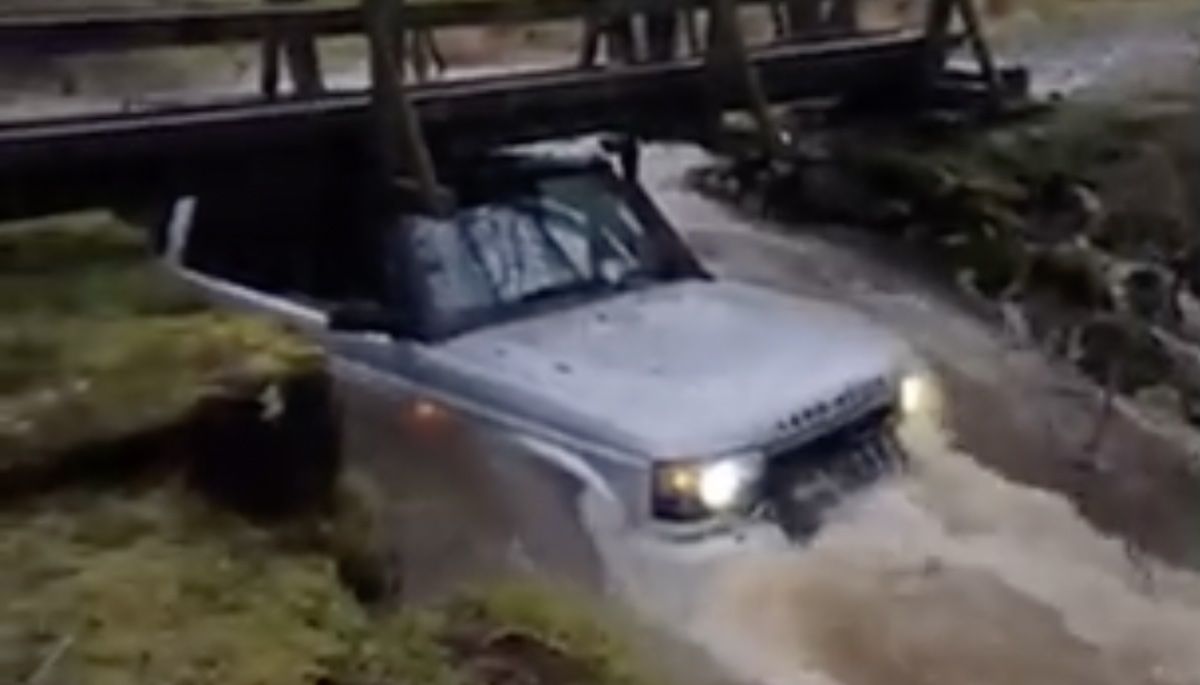 Land Rover Discovery rzeka