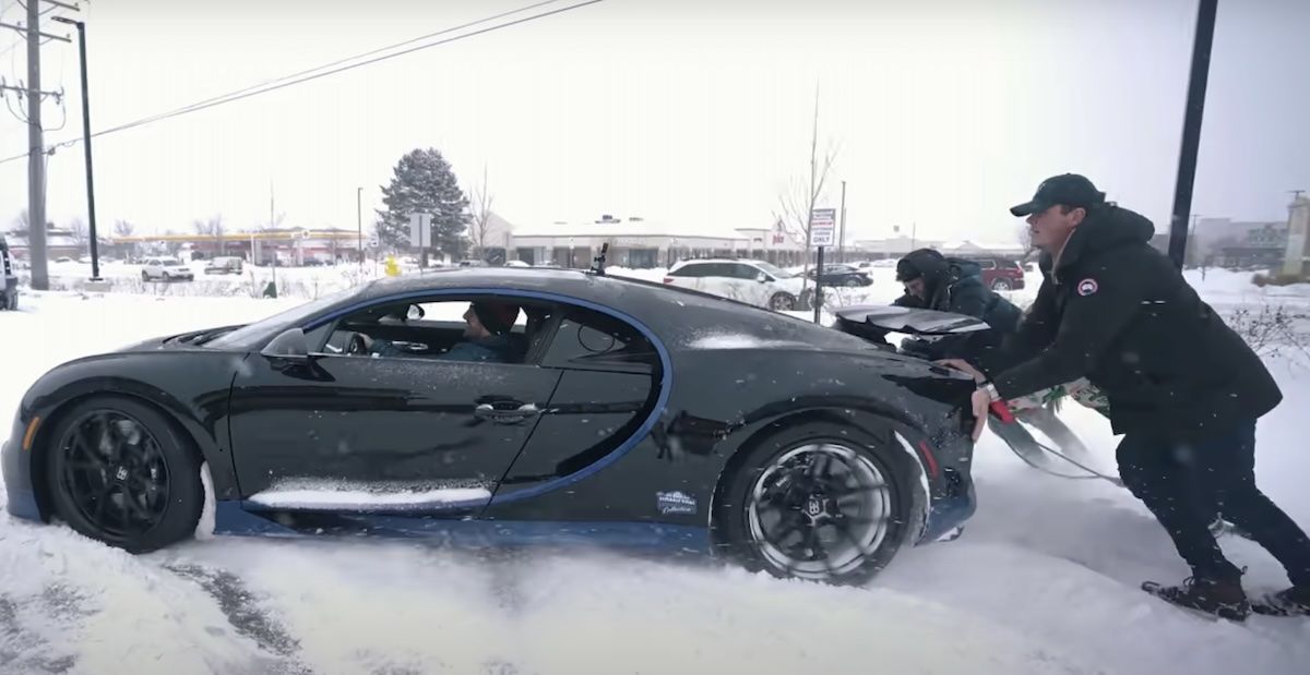 Bugatti Chiron na letnich oponach podczas ataku zimy