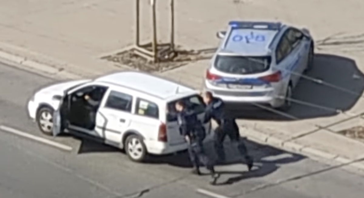 policja opel astra pchanie samochodu