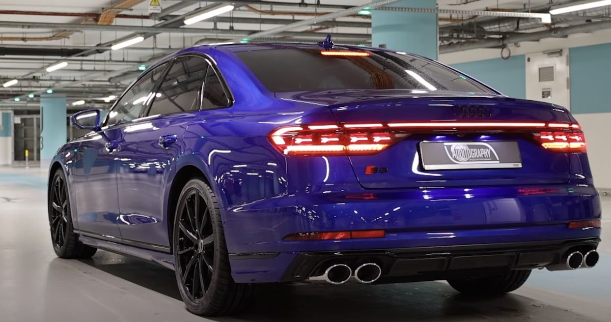 Audi S8 (2022) - niebieskie, tył