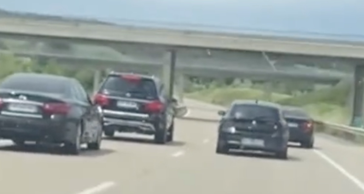 czarne samochody na autostradzie