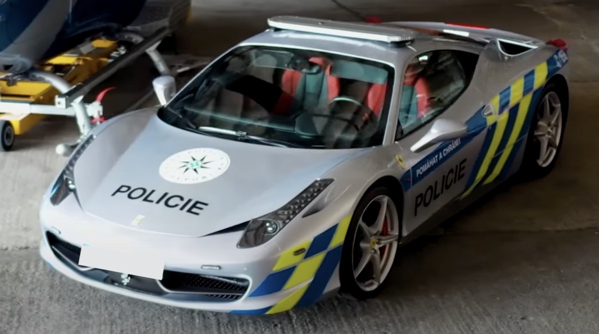 Ferrari 458 Italia policja radiowóz
