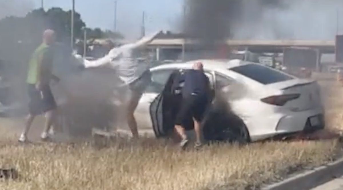 Acura płonący samochód wypadek