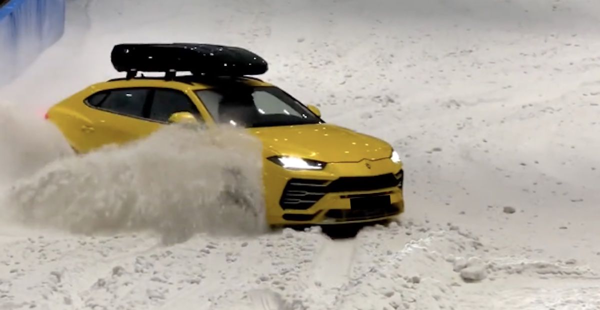 Lamborghini Urus śnieg