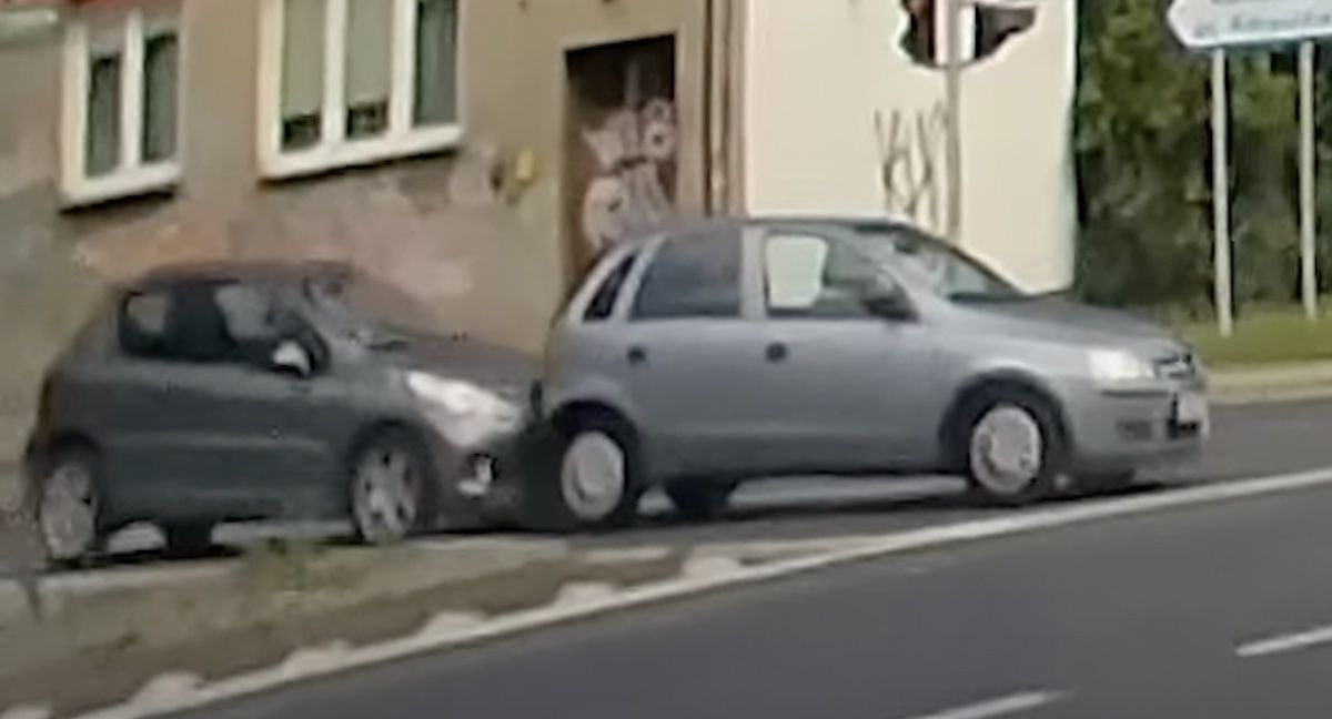 Peugeot Opel Corsa zderzenie