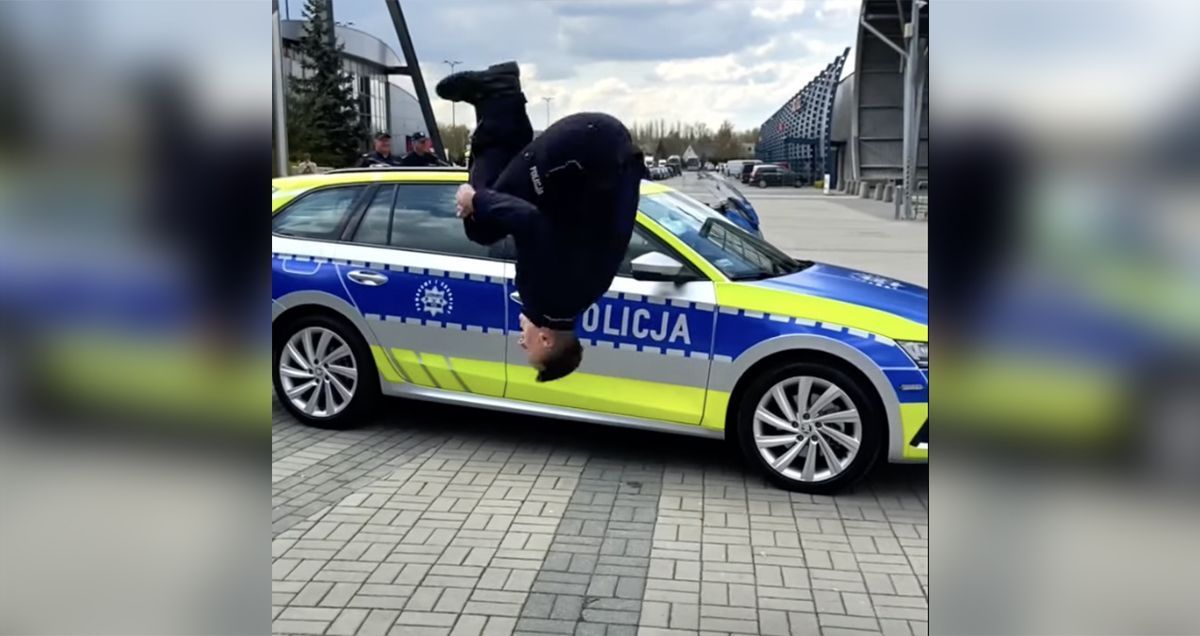 Skoda Octavia radiowóz salto policjant
