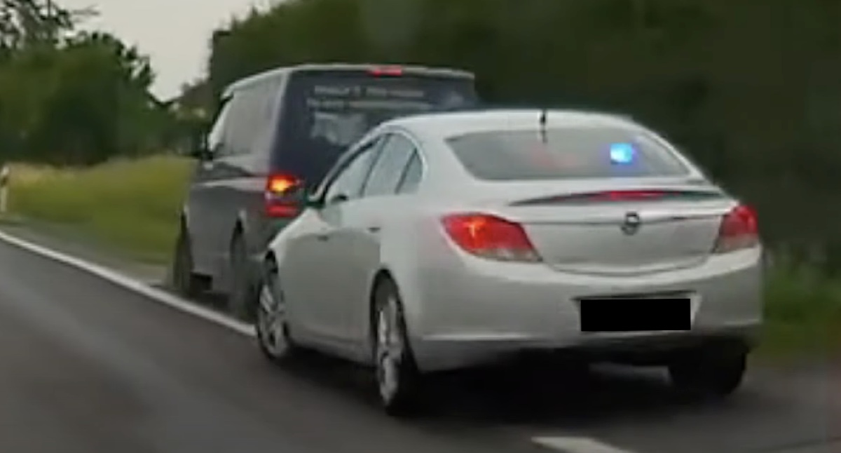 Opel Insignia policja vw transporter