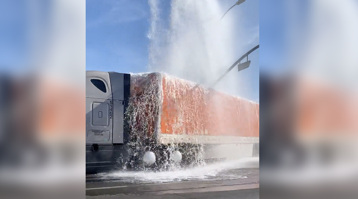 TIR ciężarówka hydrant woda